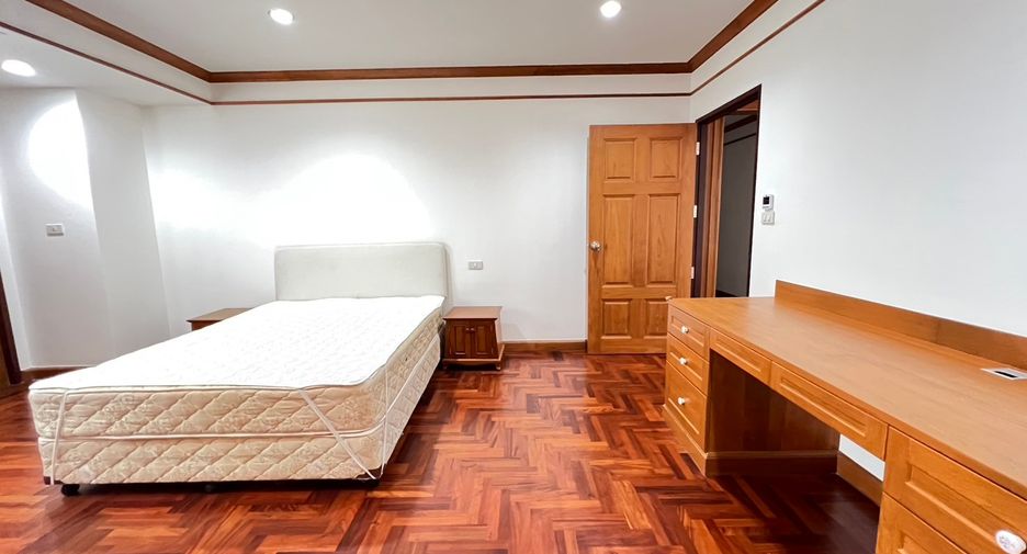 For rent 3 bedrooms condo in Khlong Toei, Bangkok
