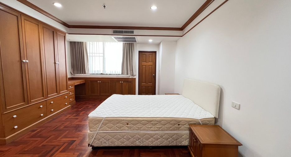 For rent 3 bedrooms condo in Khlong Toei, Bangkok