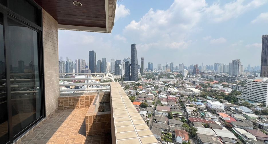 For rent 3 bedrooms condo in Khlong Toei, Bangkok