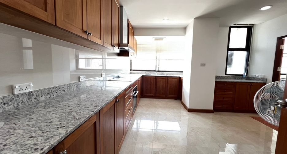 For rent 3 bedrooms condo in Khlong Toei, Bangkok