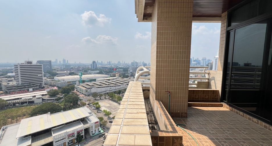 For rent 3 bedrooms condo in Khlong Toei, Bangkok