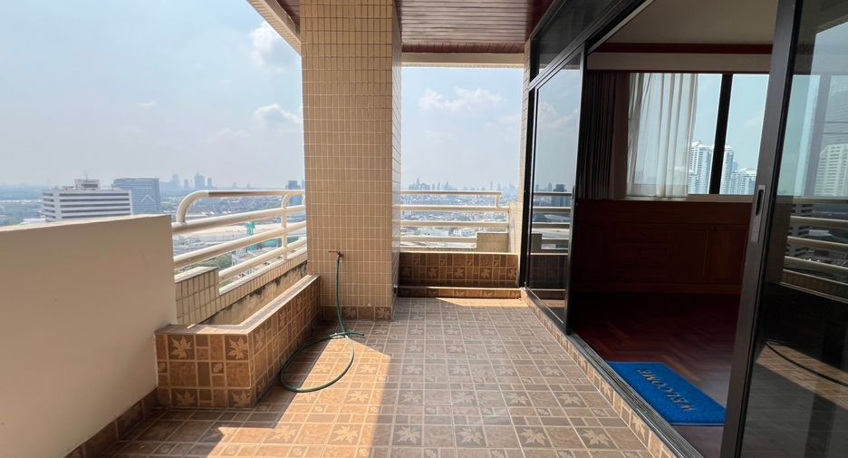 For rent 3 bedrooms condo in Khlong Toei, Bangkok