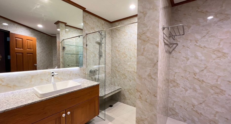 For rent 3 bedrooms condo in Khlong Toei, Bangkok