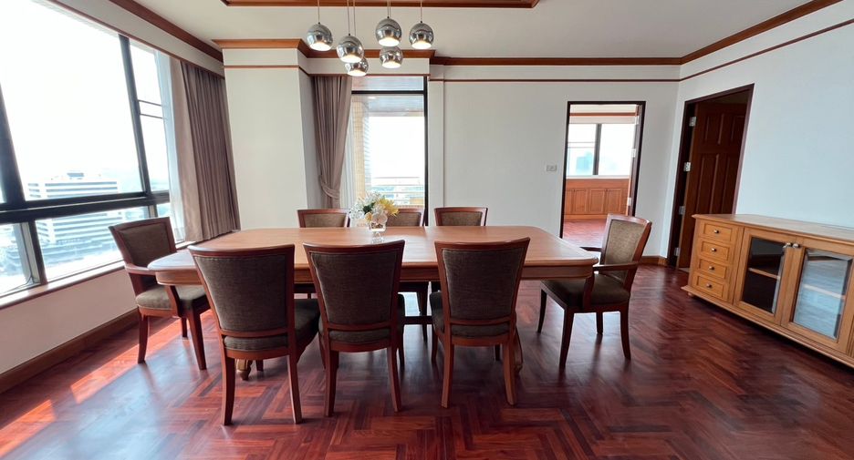 For rent 3 bedrooms condo in Khlong Toei, Bangkok