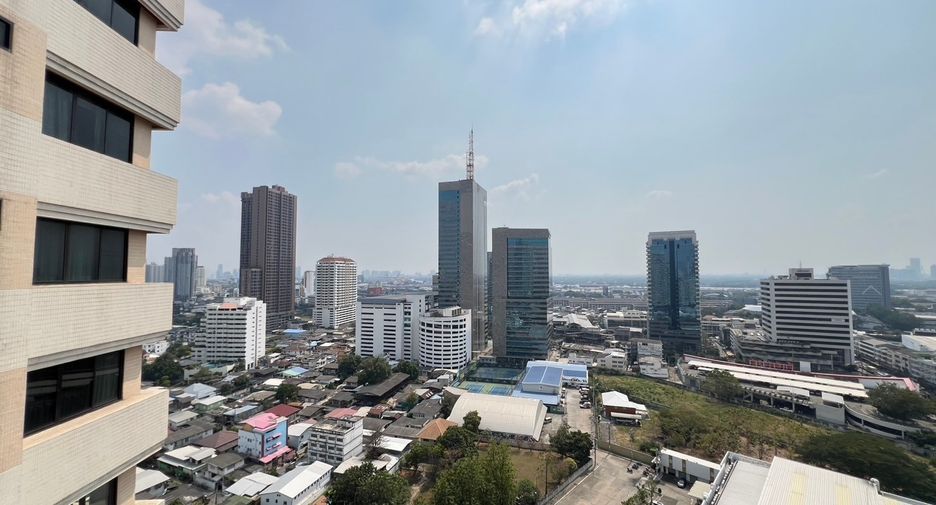 For rent 3 bedrooms condo in Khlong Toei, Bangkok