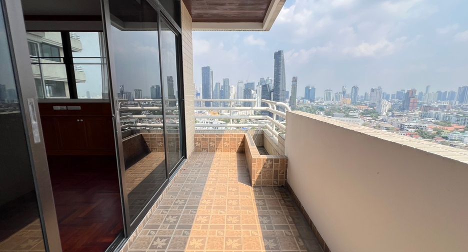 For rent 3 bedrooms condo in Khlong Toei, Bangkok