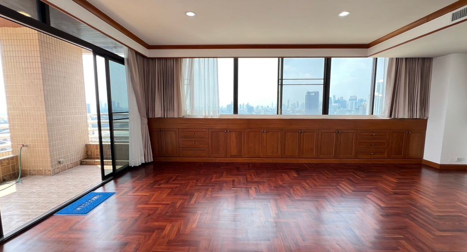 For rent 3 bedrooms condo in Khlong Toei, Bangkok