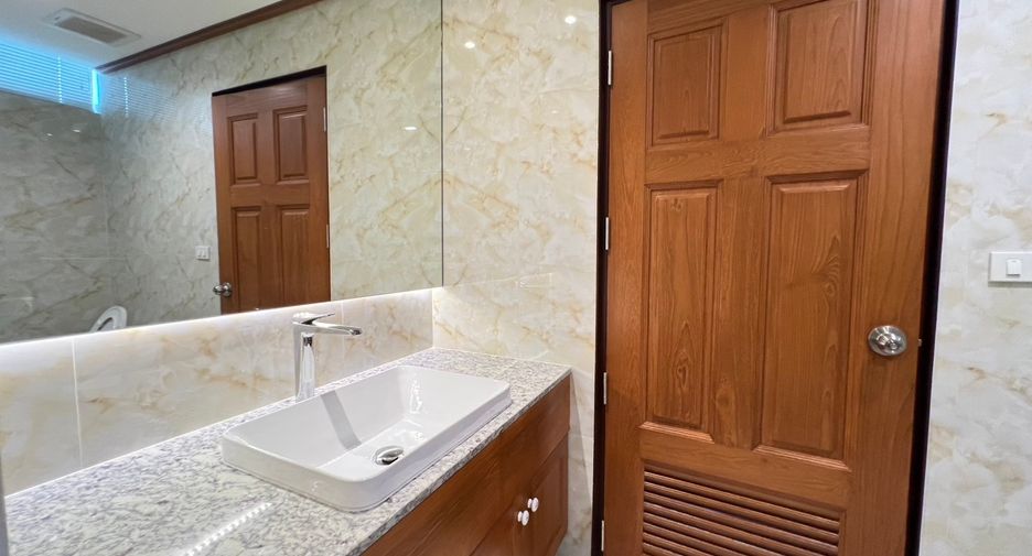 For rent 3 bedrooms condo in Khlong Toei, Bangkok