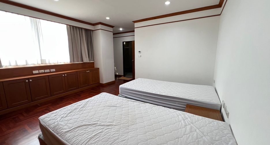 For rent 3 bedrooms condo in Khlong Toei, Bangkok