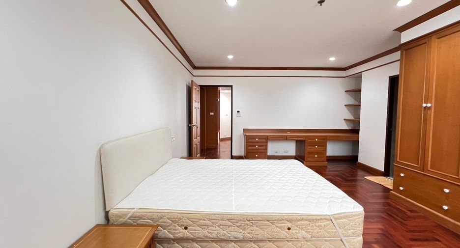 For rent 3 bedrooms condo in Khlong Toei, Bangkok
