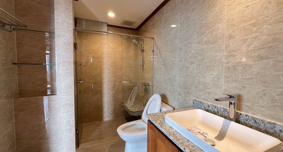 For rent 3 bedrooms condo in Khlong Toei, Bangkok