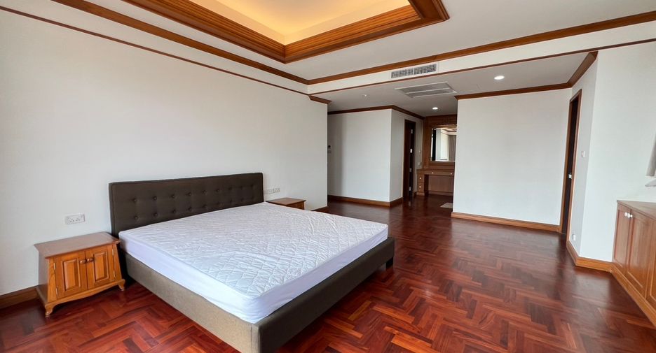 For rent 3 bedrooms condo in Khlong Toei, Bangkok