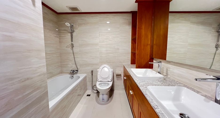 For rent 3 bedrooms condo in Khlong Toei, Bangkok