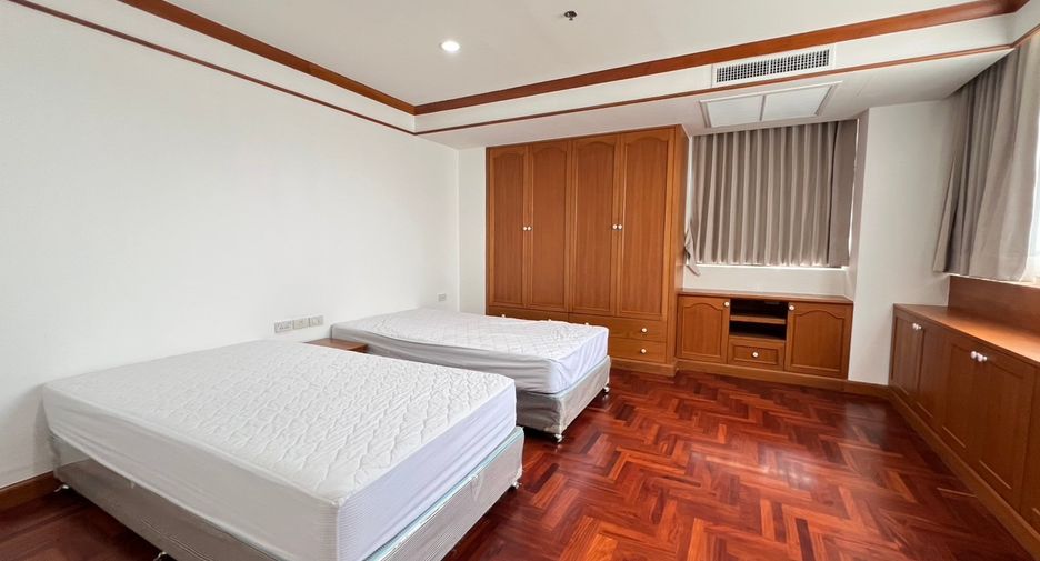 For rent 3 bedrooms condo in Khlong Toei, Bangkok