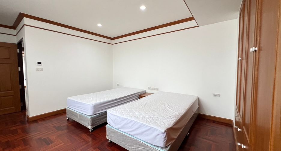 For rent 3 bedrooms condo in Khlong Toei, Bangkok