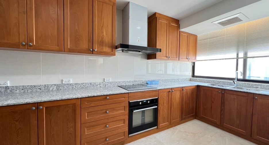 For rent 3 bedrooms condo in Khlong Toei, Bangkok