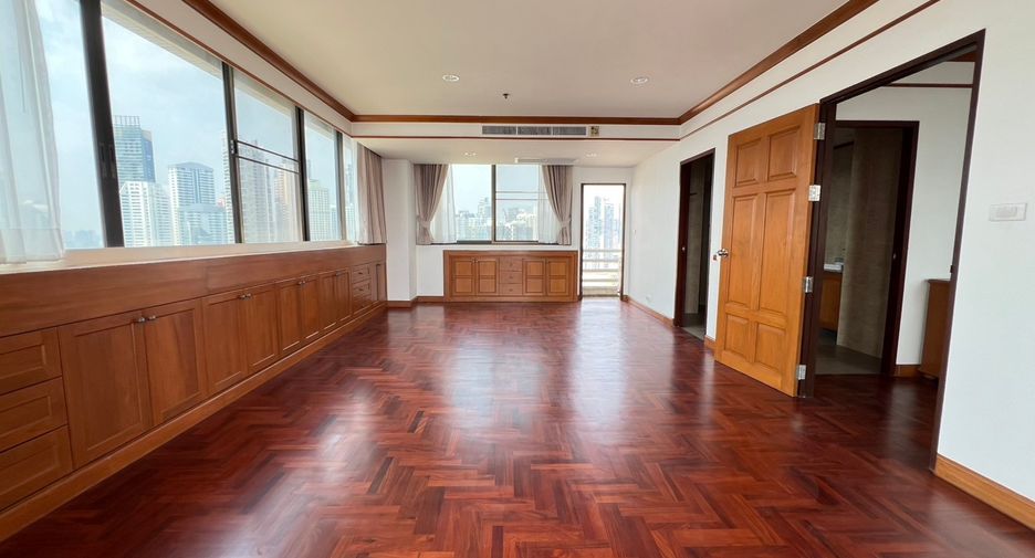 For rent 3 bedrooms condo in Khlong Toei, Bangkok