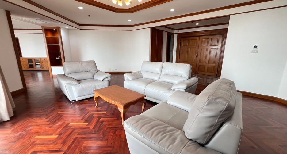 For rent 3 bedrooms condo in Khlong Toei, Bangkok