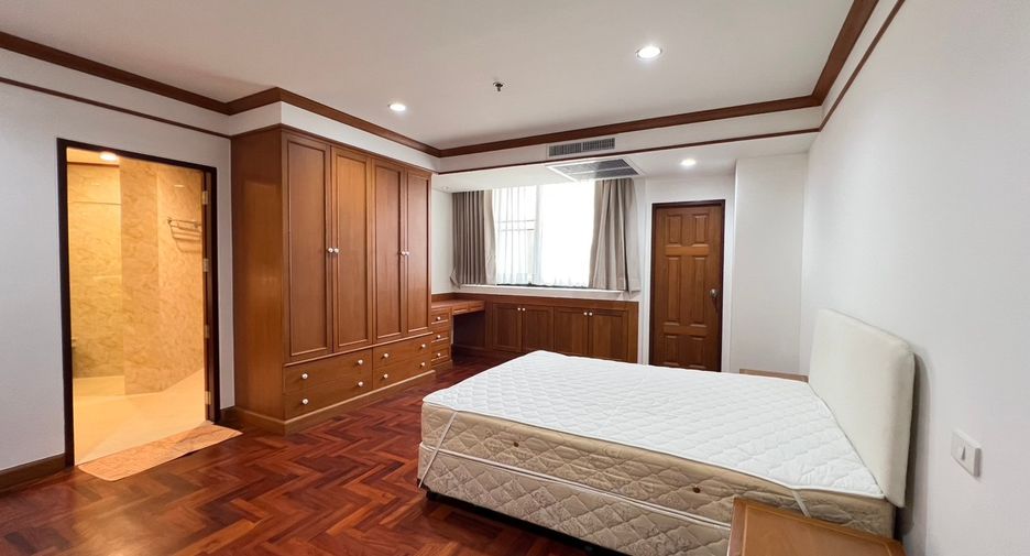 For rent 3 bedrooms condo in Khlong Toei, Bangkok