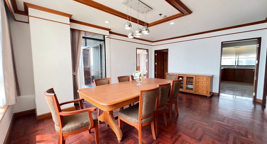 For rent 3 bedrooms condo in Khlong Toei, Bangkok