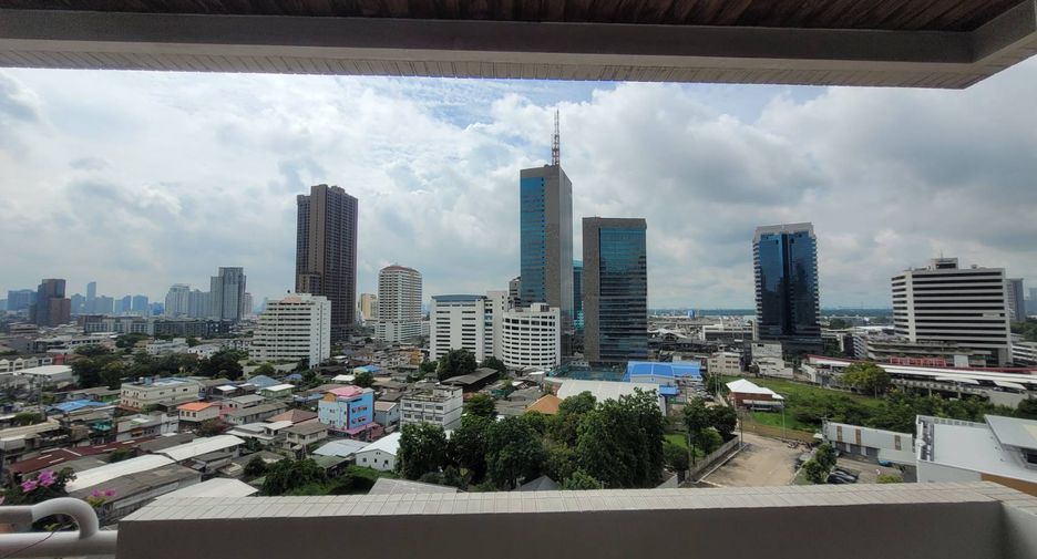 For rent 3 bedrooms condo in Khlong Toei, Bangkok