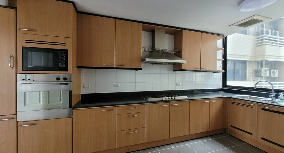For rent 3 bedrooms condo in Khlong Toei, Bangkok