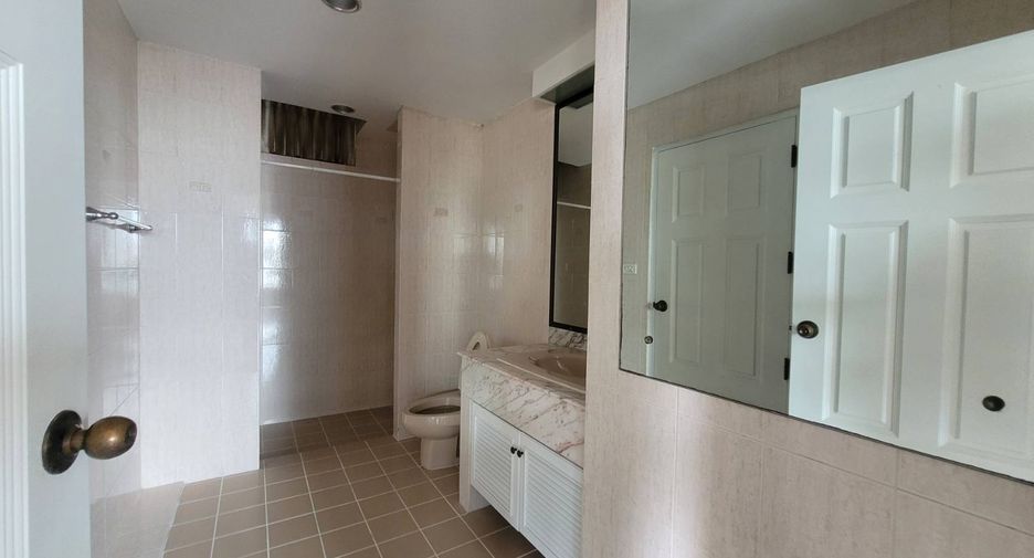 For rent 3 bedrooms condo in Khlong Toei, Bangkok