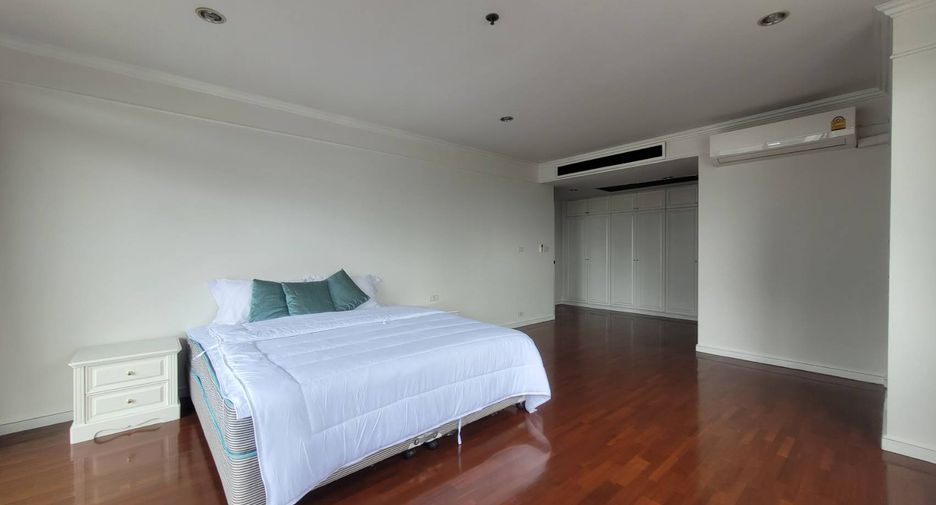For rent 3 bedrooms condo in Khlong Toei, Bangkok