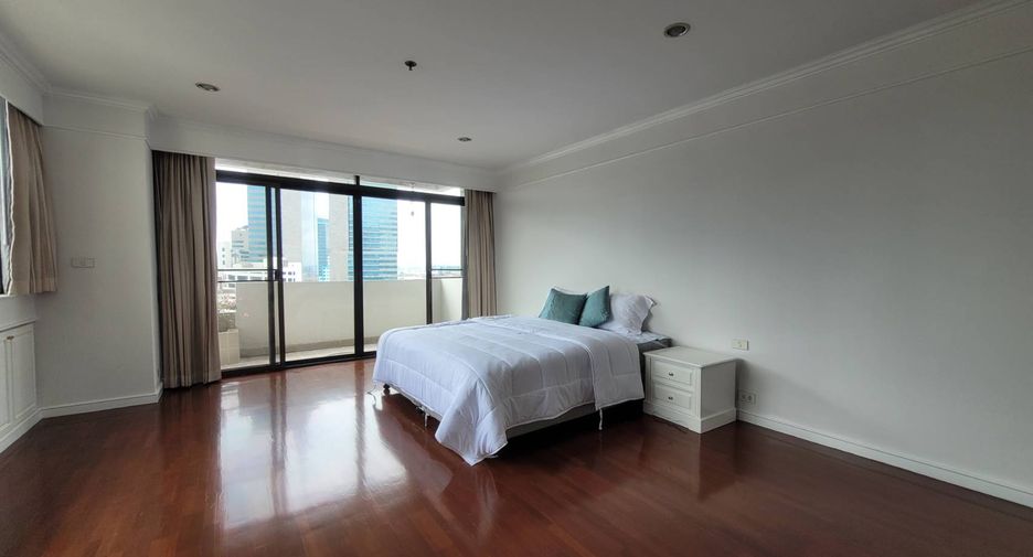 For rent 3 bedrooms condo in Khlong Toei, Bangkok