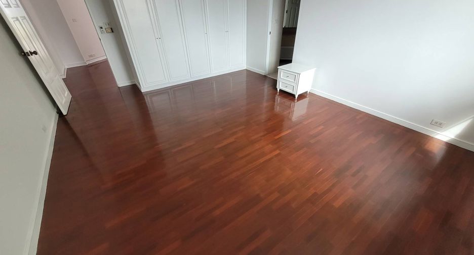 For rent 3 bedrooms condo in Khlong Toei, Bangkok