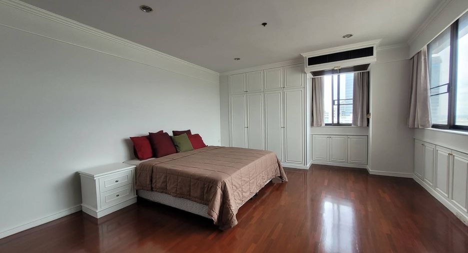 For rent 3 bedrooms condo in Khlong Toei, Bangkok