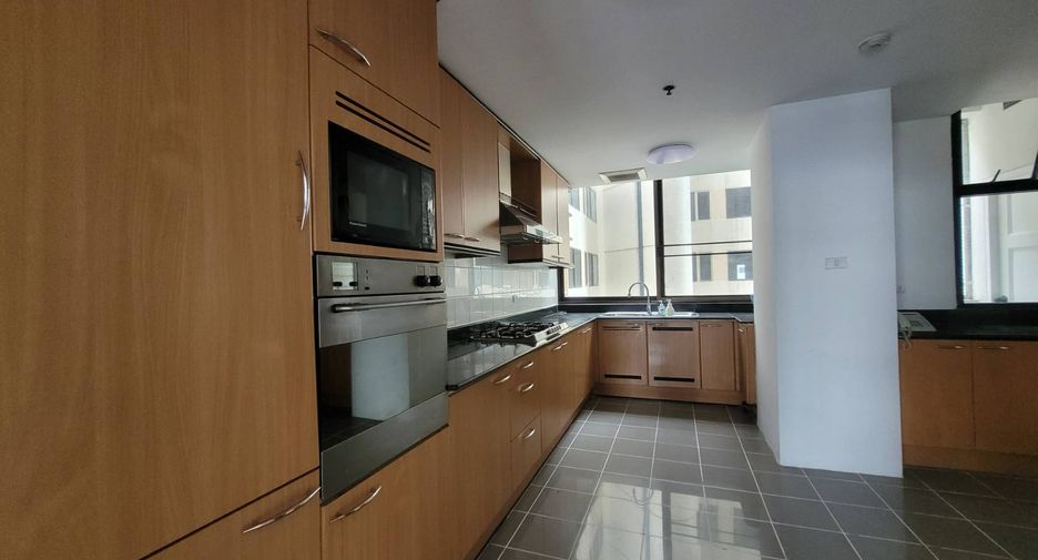 For rent 3 bedrooms condo in Khlong Toei, Bangkok