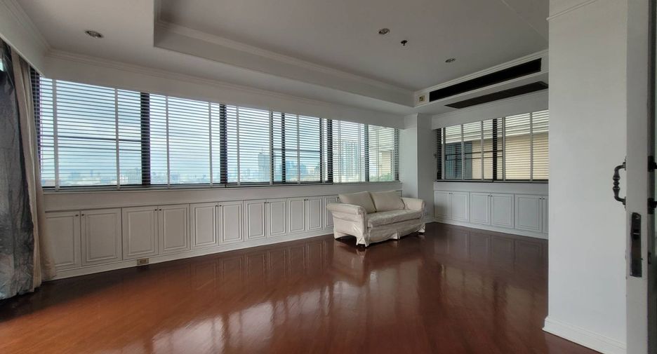 For rent 3 bedrooms condo in Khlong Toei, Bangkok