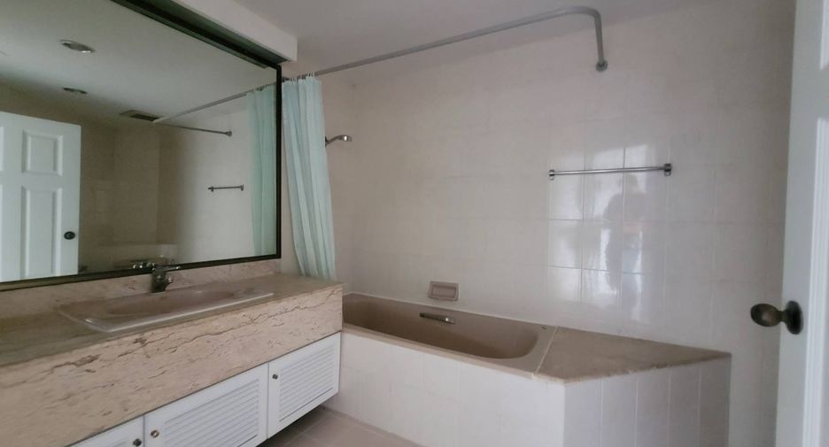 For rent 3 bedrooms condo in Khlong Toei, Bangkok