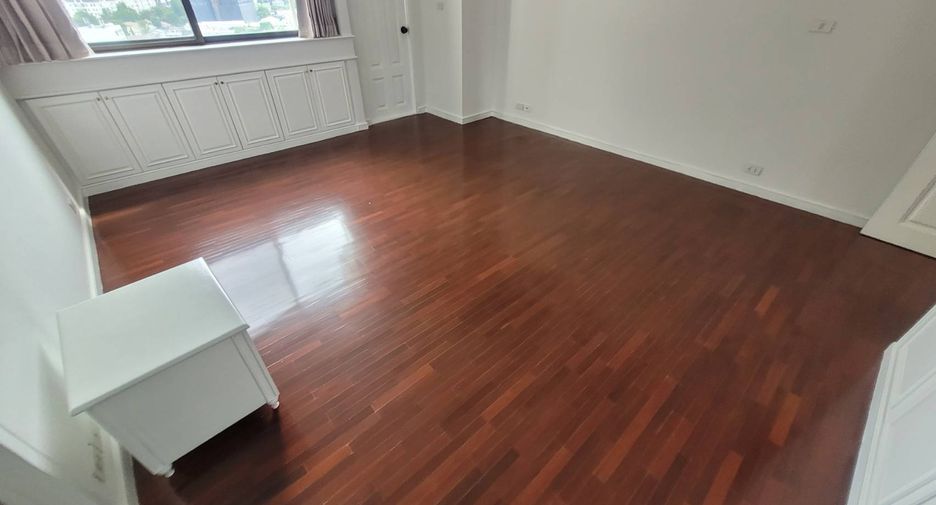 For rent 3 bedrooms condo in Khlong Toei, Bangkok