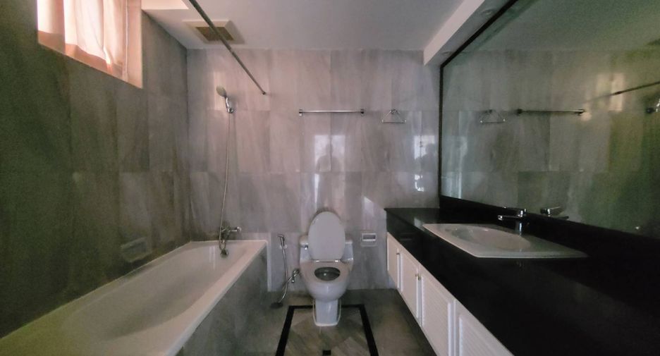 For rent 3 bedrooms condo in Khlong Toei, Bangkok