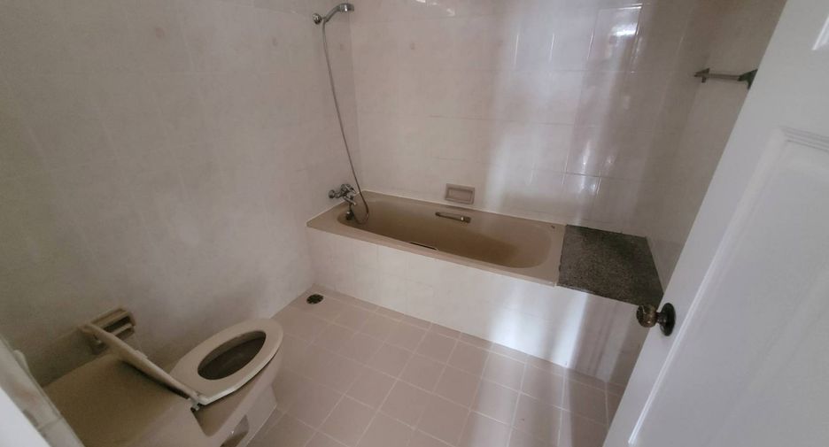 For rent 3 bedrooms condo in Khlong Toei, Bangkok