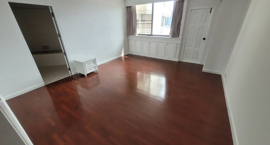 For rent 3 bedrooms condo in Khlong Toei, Bangkok