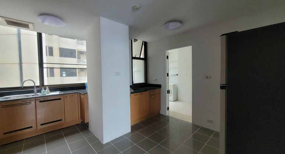 For rent 3 bedrooms condo in Khlong Toei, Bangkok