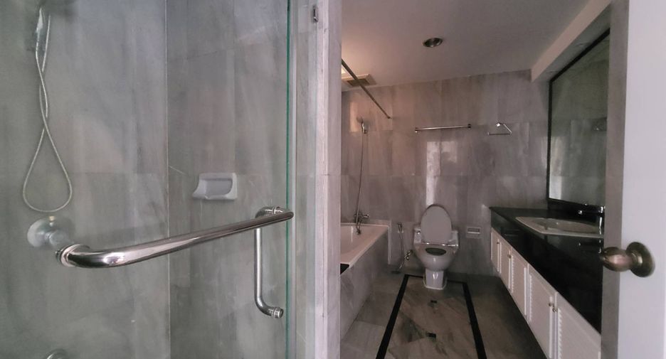 For rent 3 bedrooms condo in Khlong Toei, Bangkok