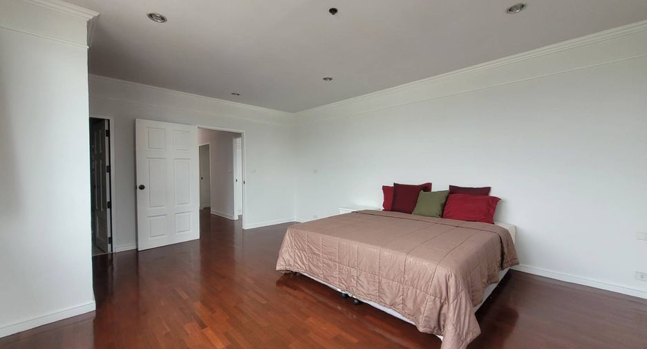 For rent 3 bedrooms condo in Khlong Toei, Bangkok
