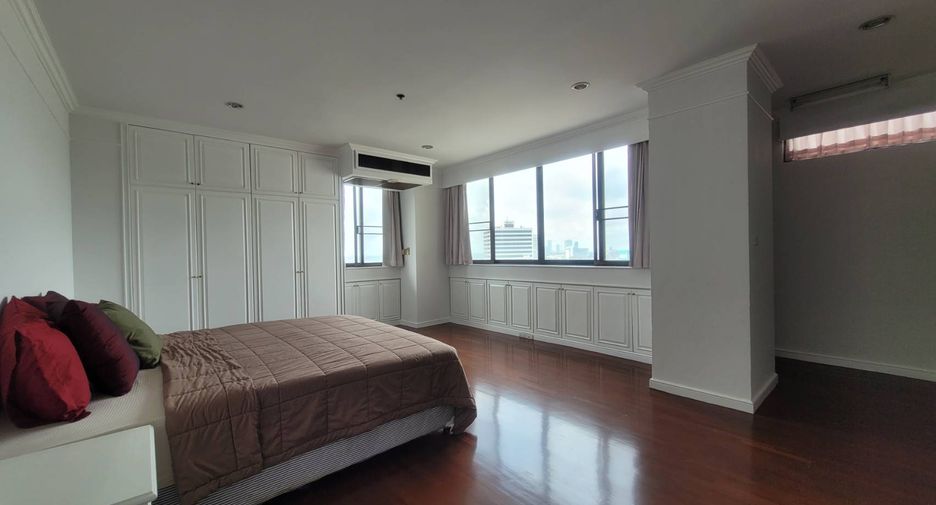 For rent 3 bedrooms condo in Khlong Toei, Bangkok