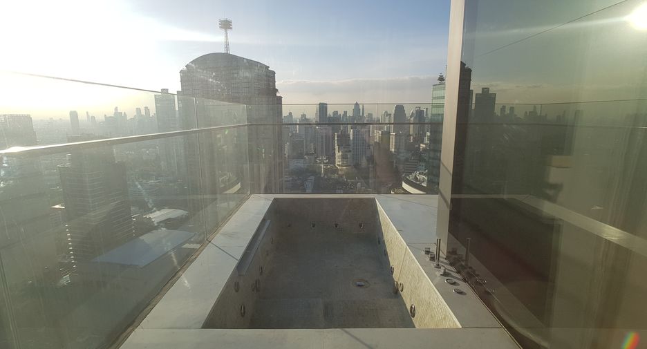 For rent 3 bedrooms condo in Khlong Toei, Bangkok