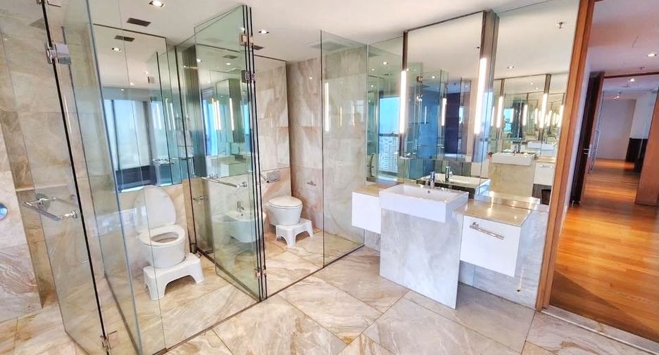 For rent 4 bedrooms condo in Sathon, Bangkok