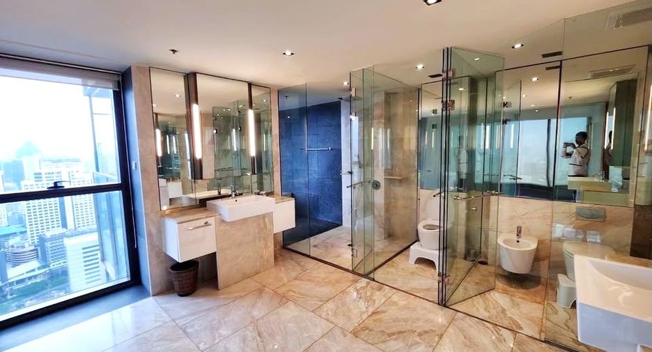 For rent 4 bedrooms condo in Sathon, Bangkok