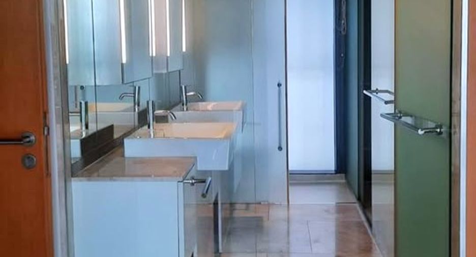 For rent 3 bedrooms condo in Sathon, Bangkok