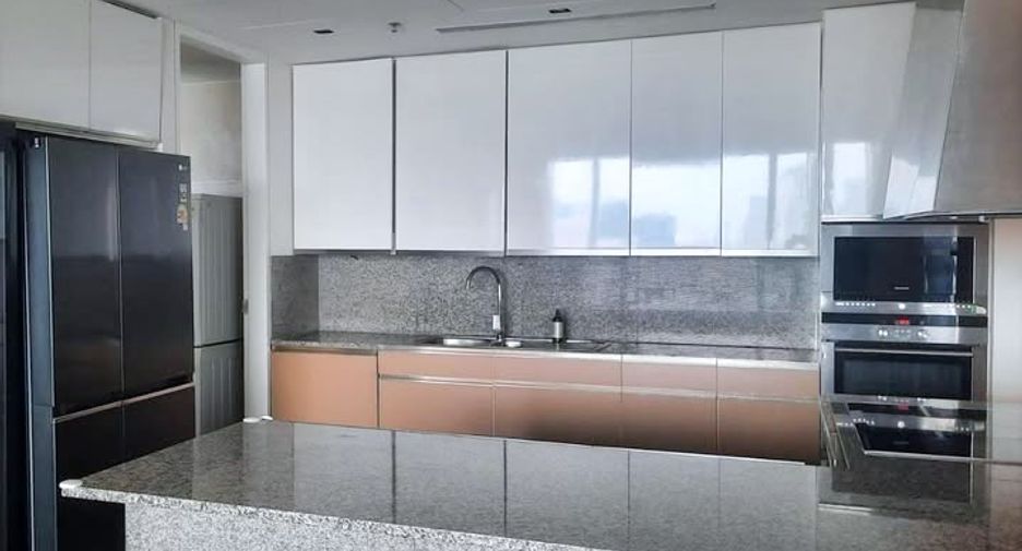 For rent 3 bedrooms condo in Sathon, Bangkok