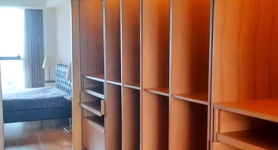 For rent 3 bedrooms condo in Sathon, Bangkok