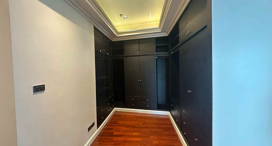 À louer et à vendre 3 chambres condo à Khlong Toei, Bangkok