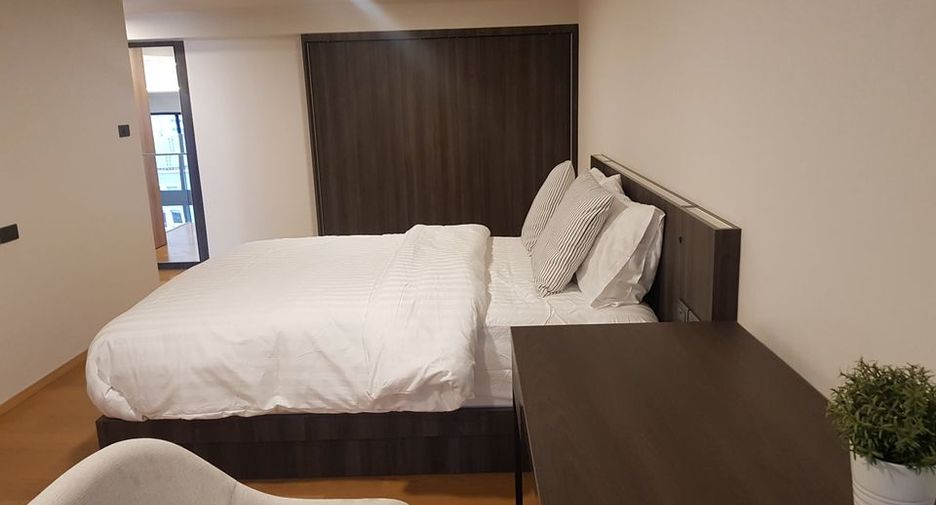 For rent 3 bedrooms condo in Watthana, Bangkok